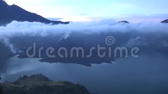 令人惊叹的雾蒙蒙的冷色调天际线景观全景山峰林贾尼湖印度尼西亚4k视频的预览图
