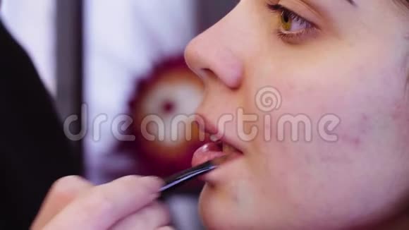化妆师用白色眼影视频的预览图