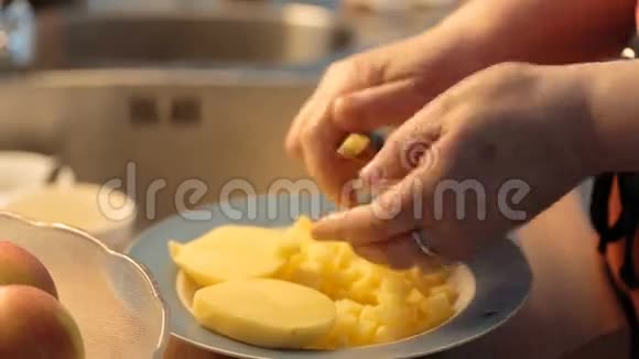 女人的手切土豆视频的预览图