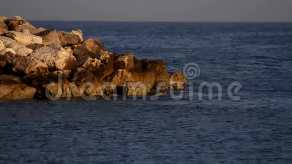 岩石上的海浪视频的预览图