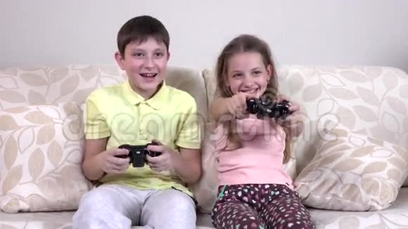 弟弟妹妹躺在沙发上玩电子游戏视频的预览图