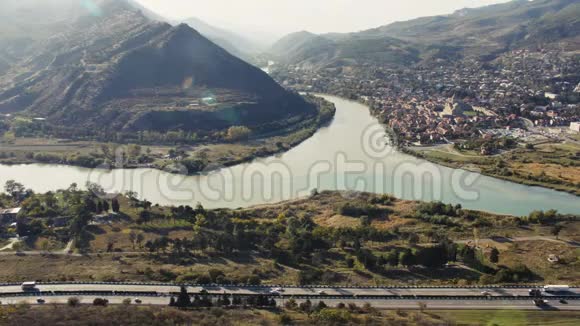 姆茨赫塔市和库拉河的风景视频的预览图