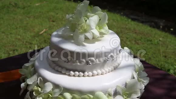 用兰花和珠旋装饰的婚礼蛋糕视频的预览图