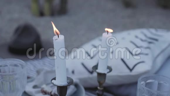 在外面的露台上蜡烛在风中闪烁视频的预览图