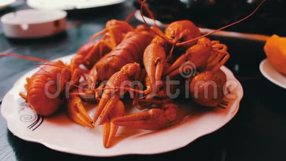 刚出炉的红小龙虾放在咖啡屋的桌子上视频的预览图