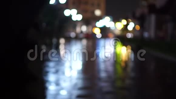 雨夜打伞的女孩bokeh视频视频的预览图