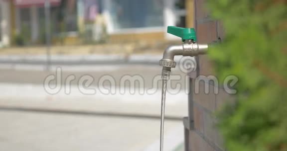 希腊比雷埃夫斯夏季男孩在公共场所的水龙头里洗手视频的预览图