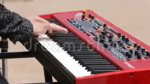 街头音乐家键盘视频的预览图