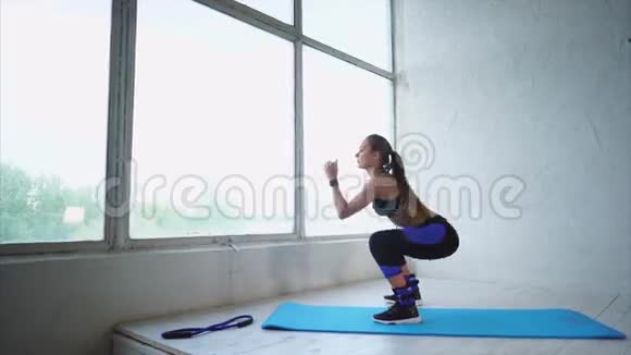 有魅力的女人在体育俱乐部做臀部肌肉锻炼视频的预览图