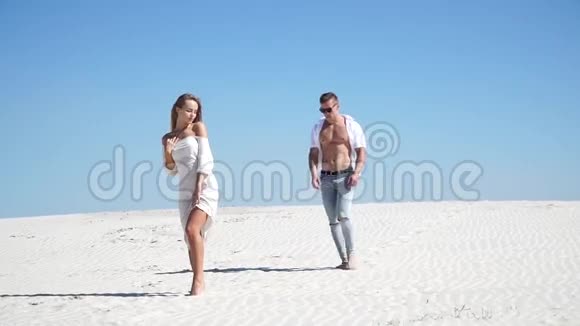 一个伟大的沙漠爱情故事一个男人接近一个女孩视频的预览图