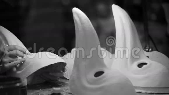 黑白工匠为瘟疫医生威尼斯面具作画视频的预览图