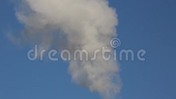 工厂烟囱冒出的烟会释放空气污染和温室气体视频的预览图