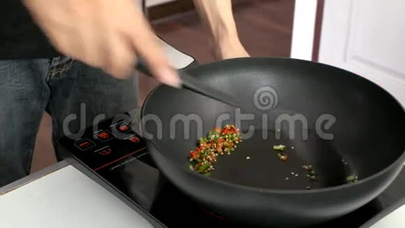 在厨房里炒剁辣椒视频的预览图
