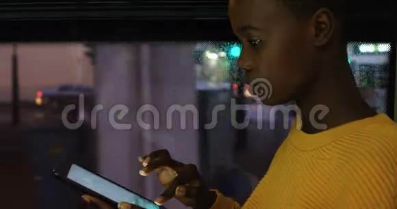 乘坐4k公交车时使用数字平板电脑的女性视频的预览图