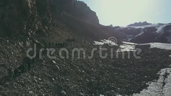 无人机观光团徒步山谷在山间小径上的游客视频的预览图