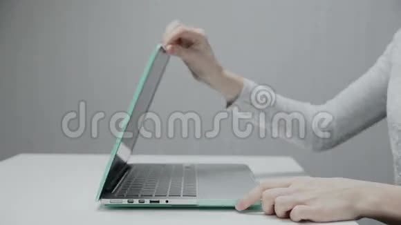 女人打开笔记本电脑上班视频的预览图