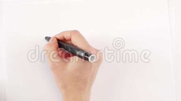 女人的手在纸上书写目标人生视频的预览图