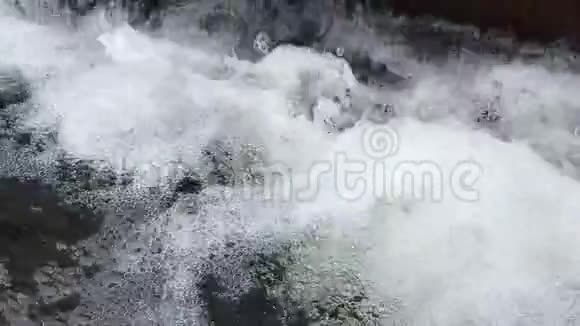 大镜头水流落入水中使泡沫在喷泉中缓慢运动全高清1080p视频的预览图