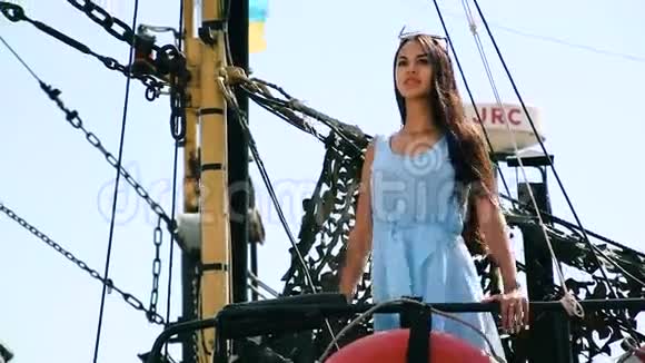 船上的女孩背景是乌克兰的国家色彩船上的布鲁内特女孩挥手打招呼视频的预览图