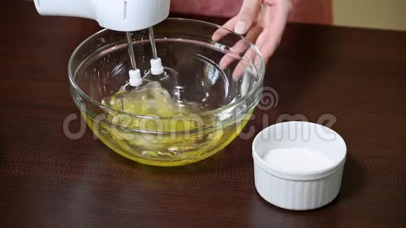 电动搅拌器胜过蛋清手握碗下搅拌机视频的预览图