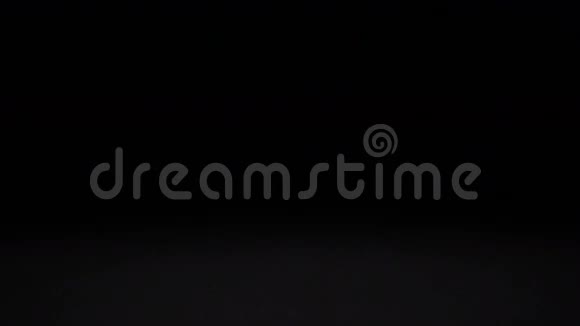 杏仁落在坚硬的黑色表面上视频的预览图