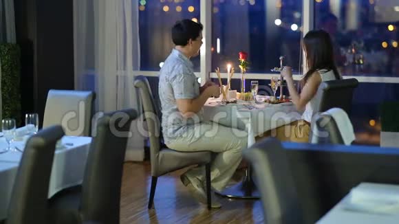咖啡馆里的浪漫情侣视频的预览图