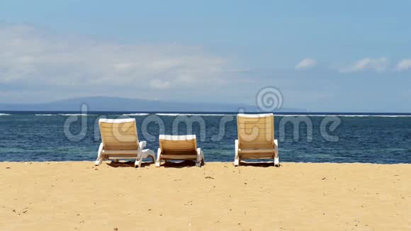 夏天在海滩和日光浴巴厘岛空海滩上的日光浴视频的预览图