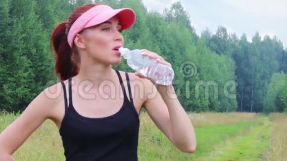戴帽子的女人夏天喝纯净水视频的预览图