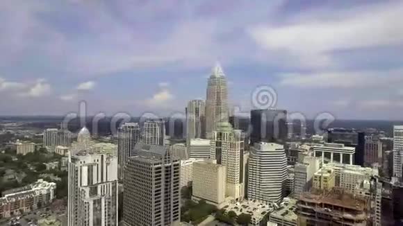 大现代城市繁华城市的4k鸟瞰图摩天大楼城市线和阴天的巨大体育场视频的预览图