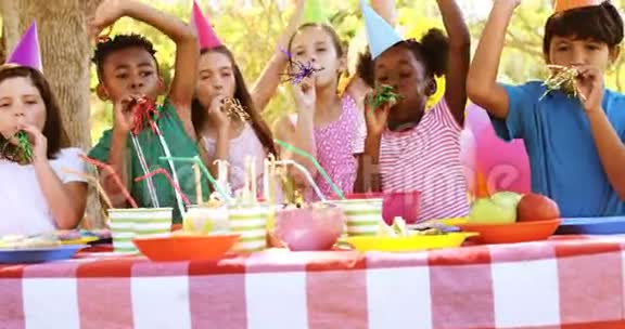 一群孩子在庆祝生日的时候吹喇叭视频的预览图