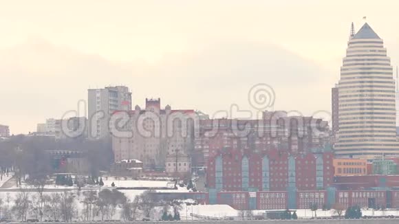 冬天靠近河流的城市全景一个靠近河流的高楼大厦一个冬天的城市一个冬天视频的预览图