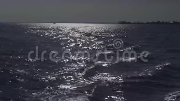 日落时分在波光粼粼的河水上航行视频的预览图