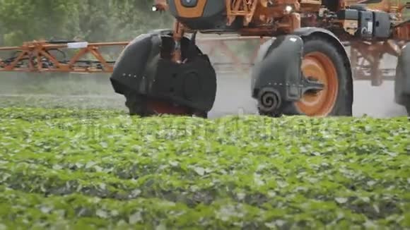 农业喷洒农药农业肥料撒布机视频的预览图