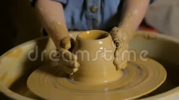 陶器车间一个小女孩做了一个粘土花瓶视频的预览图