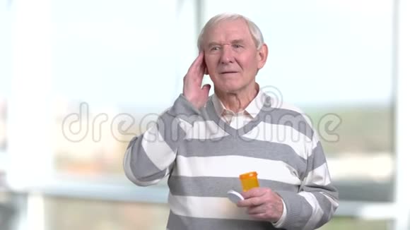 老人摸太阳穴头痛视频的预览图