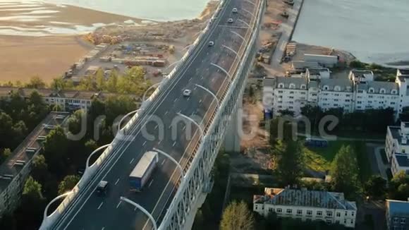 从现代海上公路桥上的无人机飞行空中射击视频的预览图