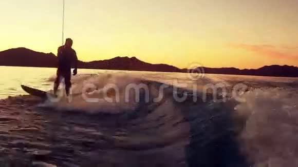 湖上有一个人尾板视频的预览图