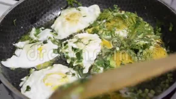 用洋葱煎蛋在煎锅里用青菜炒鸡蛋视频的预览图