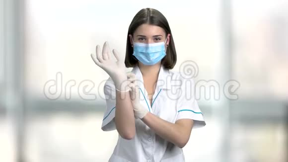 女医生戴上防护手套视频的预览图