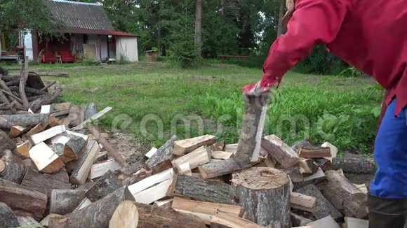 强村人为省冬季准备天然木材燃料4K视频的预览图