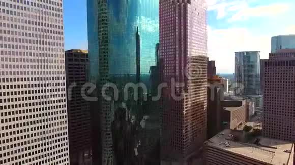 休斯顿现代金融区建筑中高楼大厦和塔楼的空中4k美景视频的预览图