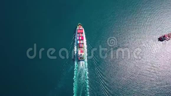 海上超大型集装箱船的航摄影像俯视图视频的预览图