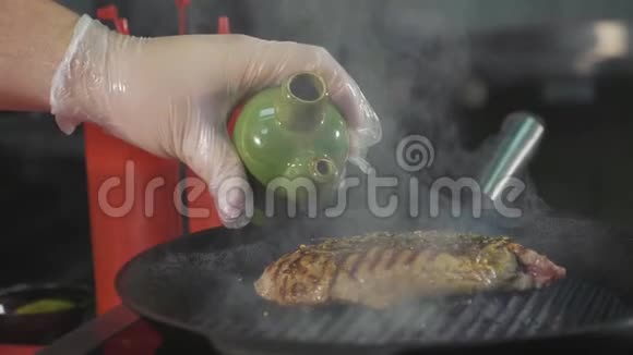 肉在烤锅上煎在餐厅准备牛排慢动作视频的预览图