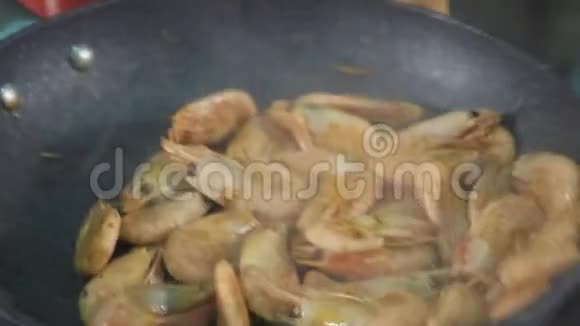 炸虾准备煎锅特写慢动作视频的预览图