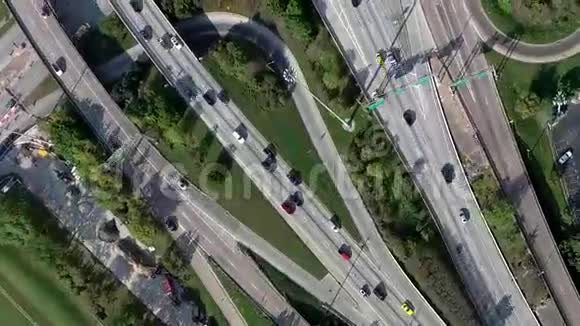 在繁忙的金融区高速公路高速公路现代的德克萨斯州休斯顿市中心的高速公路上最高的4k空中无人机视野视频的预览图