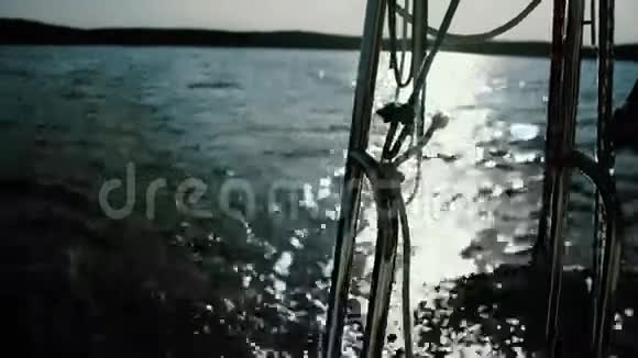 帆船在湖中行驶溅起水花游艇全速破浪前行日出在水中反射视频的预览图