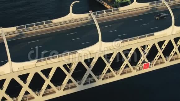 港头工业区多级公路桥载无人机观景车视频的预览图