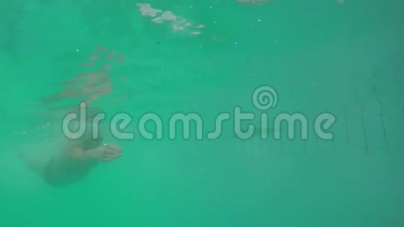 水下的人向镜头游去在慢动作中视频的预览图