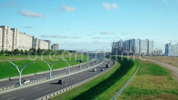 现代高层建筑住宅区的公路交通视频的预览图