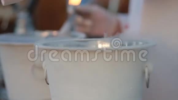 桶装氮气冰淇淋视频的预览图